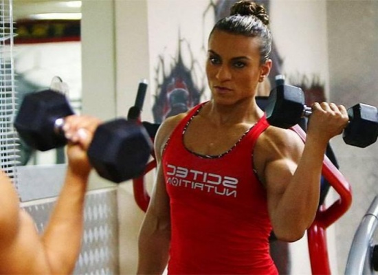 بحرينية تسعى بعضلاتها الى البطولات العالمية