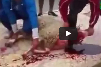 شاهد.. لحظة هروب خروف بعد ذبحه