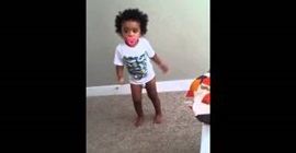 شاهد.. طفلة ترفض أوامر والدتها بطريقة طريفة