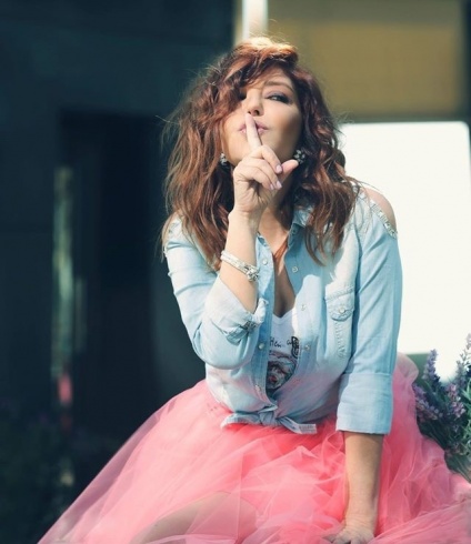 بالصور- شاهدوا كيف قلدت هذه الطفلة الفنانة سميرة سعيد؟