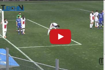 إبراهيموفيتش يتناول مكسرات ألقاها عليه الجمهور