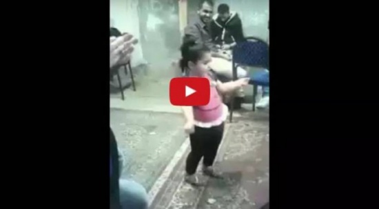 فيديو| نصف مليون مشاهدة لطفلة عمرها 3 سنوات وترقص باحتراف!!