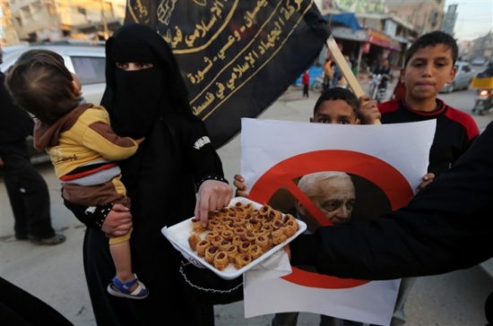 بالصور.. الفلسطينيون يحتفلون بموت شارون بالصور.. الفلسطينيون يحتفلون بموت شارون