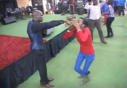 قس أفريقي يجعل أتباعه يشربون البنزين مدعياً أنه حوله لعصير أناناس