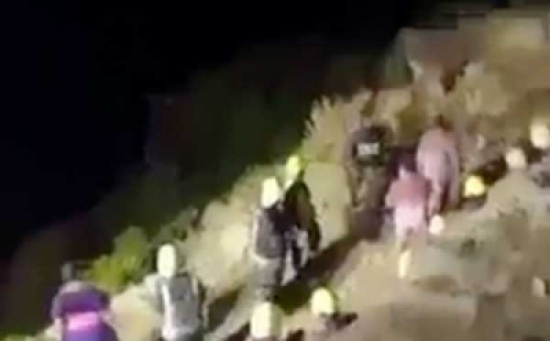 شاهد… لحظة العثور على حطام الطائرة التي تحطمت بالأمير منصور بن مقرن