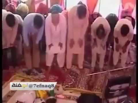 شاهد| فيديو لأشخاص يصلون بطريقة غريبة ويقفون في صفوف مربعة بينهم نساء شاهد| فيديو لأشخاص يصلون بطريقة غريبة ويقفون في صفوف مربعة بينهم نساء