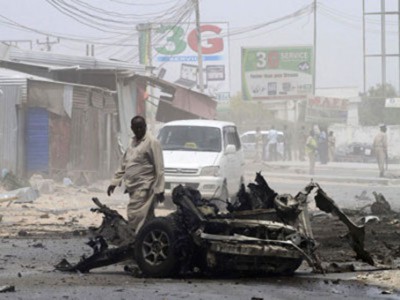 مقتل 5 أشخاص إثر سقوط قذيفة هاون على سيارتهم وسط الصومال مقتل 5 أشخاص إثر سقوط قذيفة هاون على سيارتهم وسط الصومال