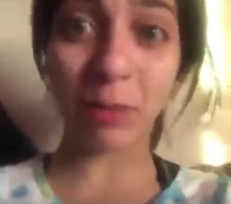 شاهد.. فتاة تنفجر في البكاء بسبب ضعف الإنترنت