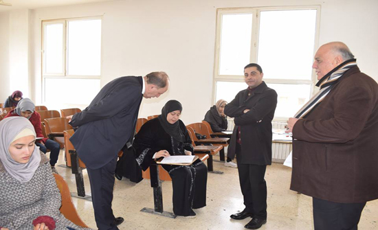 رئيس جامعة إربد الأهلية يتفقد الامتحانات النهائية للفصل الدراسي الأول رئيس جامعة إربد الأهلية يتفقد الامتحانات النهائية للفصل الدراسي الأول
