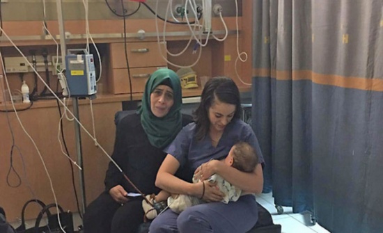 فيديو... يهودية تثير ضجة في إسرائيل بإرضاع طفلة فلسطينية فيديو... يهودية تثير ضجة في إسرائيل بإرضاع طفلة فلسطينية