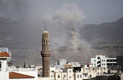 انفجارات عنيفة تهز صنعاء جراء غارات مقاتلات التحالف انفجارات عنيفة تهز صنعاء جراء غارات مقاتلات التحالف