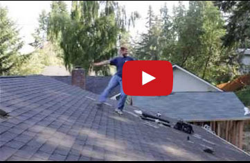 عامل بناء يرقص على سقف مائل