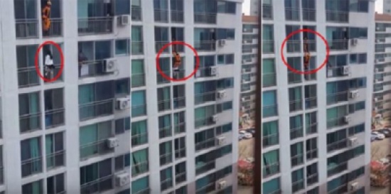 شاهد: على طريقة سبايدرمان.. رجل ينقذ فتاة من الانتحار بكوريا