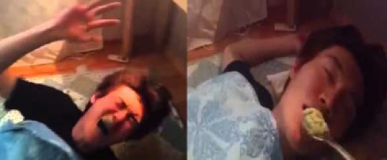 شاهد.. شاب ياباني ينفذ مقلبًا قاسيًا في صديقه وهو نائم