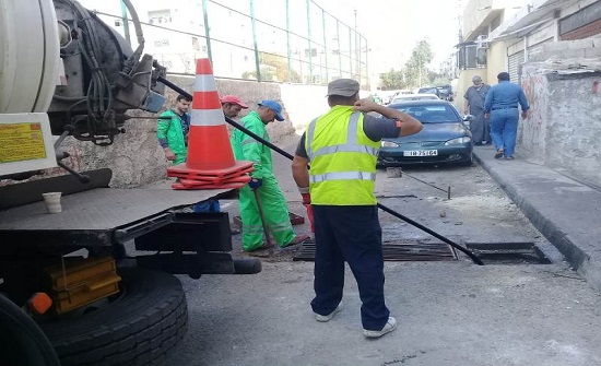 أشغال الزرقاء تواصل تنظيف عبارات المياه أشغال الزرقاء تواصل تنظيف عبارات المياه