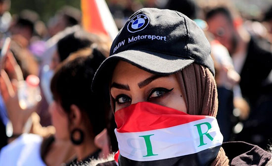 بالفيديو : محتجون عراقيون يبصمون بالدم متعهدين باستمرار احتجاجاتهم بالفيديو : محتجون عراقيون يبصمون بالدم متعهدين باستمرار احتجاجاتهم