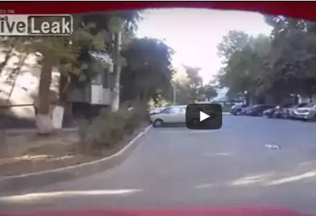 شاهد.. لص يخطف سلسلة ذهبية من رقبة سيدة