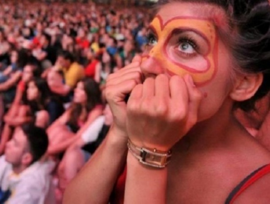 بالصورة: طلّقها على أرض "اليورو"