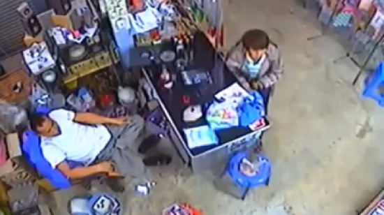 شاهد.. سائق مخمور يقتحم محل تجاري بسيارته