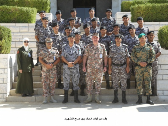 وفد من قوات الدرك يزور صرح الشهيد وفد من قوات الدرك يزور صرح الشهيد