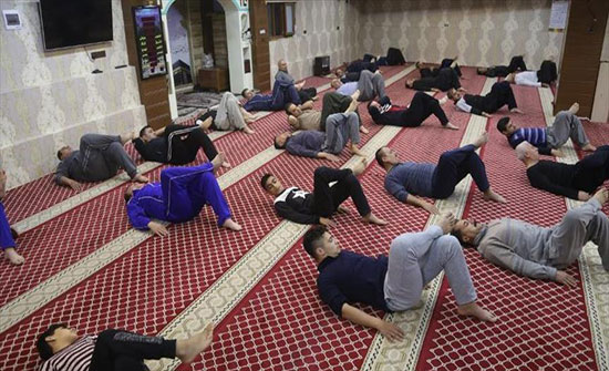 بالصور : عراقيون يمارسون الرياضة في المسجد عقب صلاة الفجر