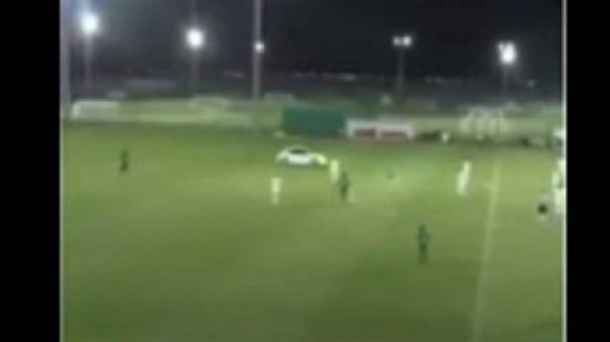 بالفيديو- مشجّع اماراتي يقتحم ملعب كرة القدم بسيارته ويدهس اللاعبين