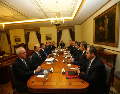 أوغلو: لا خطط لإرسال قوات برية إلى سوريا