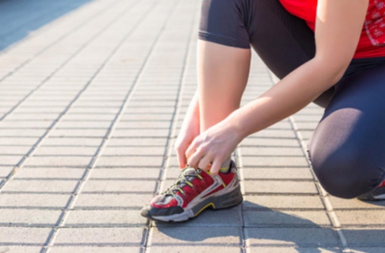 جربي هذه الطريقة السحرية لتنظّيف حذاء الرياضة!