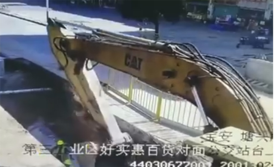 بالفيديو: انهيار مفاجئ لطريق ودفن عاملين تحته