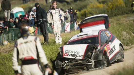 فيديو: متسابق ينجو من حادث خطير في رالي البرتغال
