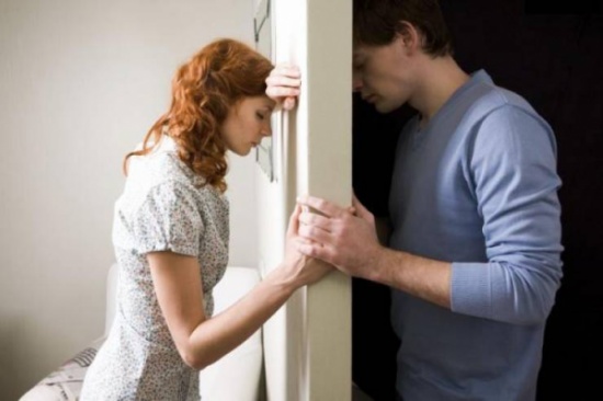 انتبهي .. 4 إشارات إلى أن الرجل لم يعد يحب زوجته انتبهي .. 4 إشارات إلى أن الرجل لم يعد يحب زوجته