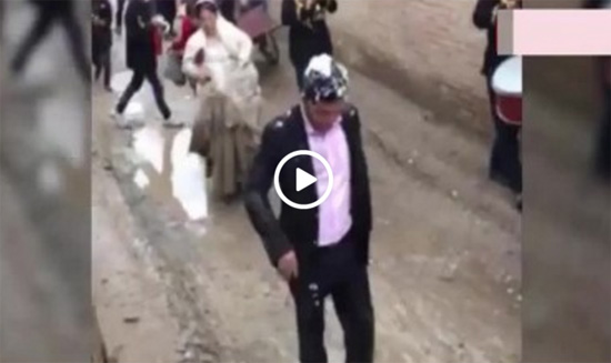 بالفيديو.. عروس تتعرض إلى أسوأ كابوس في حفل زفافها بالفيديو.. عروس تتعرض إلى أسوأ كابوس في حفل زفافها