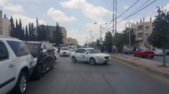 بالصور : سائقو المركبات العمومية يغلقون الطريق الدولي بالصور : سائقو المركبات العمومية يغلقون الطريق الدولي