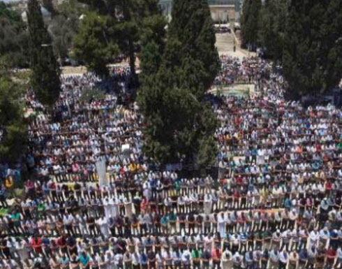 100 ألف فلسطيني أدوا صلاة العيد في الأقصى