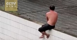 فيديو :   سقوط من الطابق الخامس