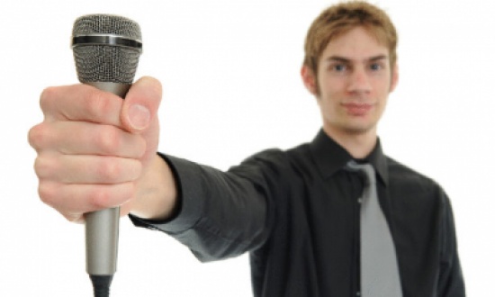 شاب موهوب بتقليد أصوات الفنانين