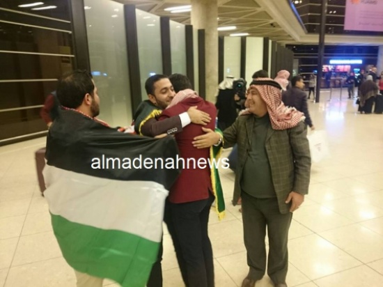 بالصور : المنشد نزار الشياب يصل الأردن واستقبال حافل في المطار