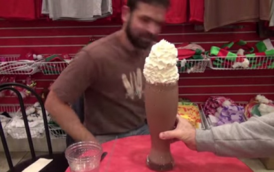 يشرب 2 ليتر من الشوكلاتة المثلجة خلال 40 ثانية !