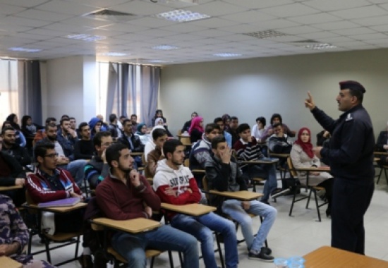دورة أمن وسلامة وإسعافات اولية لطلبة جامعة الشرق الاوسط