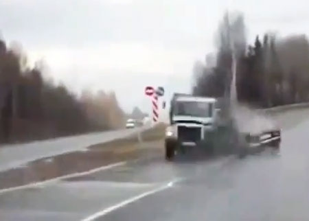 فتاة تنجو من حادث خطر بإعجوبه