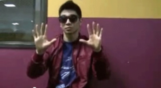 شاب يرقص بأصابعه و جسمه