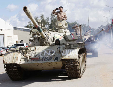 ليبيا: إختطاف ثلاثة صحفيين والنفير العام وسط أنباء عن مجموعات عسكرية تحمل إسم القذافي