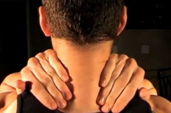 عنقكم متصلب ومؤلم؟ جرّبوا هذه التقنيات البسيطة للتدليك الذاتي! عنقكم متصلب ومؤلم؟ جرّبوا هذه التقنيات البسيطة للتدليك الذاتي!