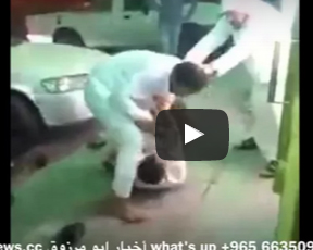 شاهد.. رجلان يسحلان عمال محطة وقود