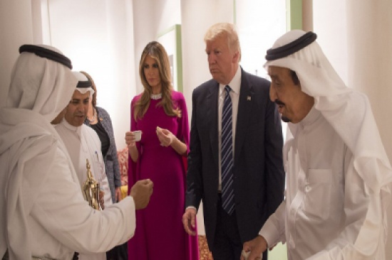 فيديو.. هكذا نبه الملك ترمب وزوجته لشرب القهوة باليمين