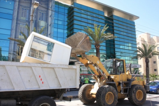 بالصور : حملة على مواقف السيارات المخالفة في عمان