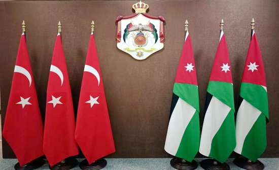 الصفدي يبحث مع نظيره التركي المستجدات الإقليمية