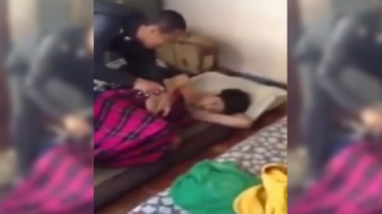 شاهد.. ضابط تايلاندي يقوم بألطف عملية اعتقال في العالم