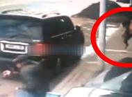 بالفيديو: عمود كهرباء ينقذ امرأة من الموت المحقق بالفيديو: عمود كهرباء ينقذ امرأة من الموت المحقق