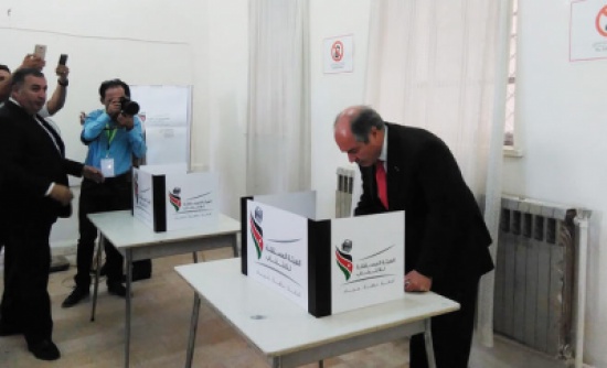 صور .. الملقي بعد الادلاء بصوته : التعديلات الحكومية بيد الملك